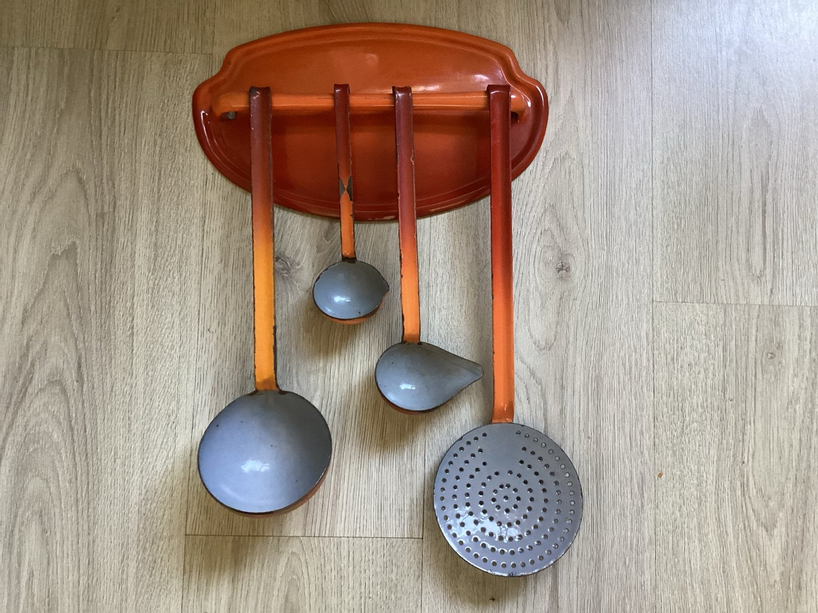 Vintage emaille lepelrek met 4 lepels, oranje rood gevlamd, Ophalen of Verzenden