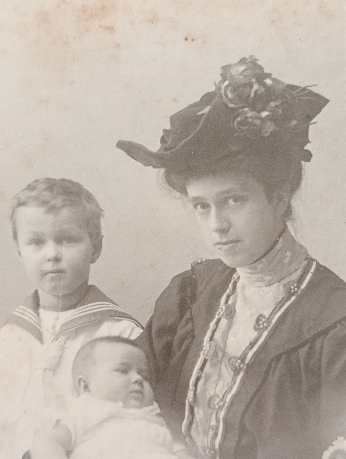 Antieke foto: Moeder met 3 kinderen, Den Haag 1906, Ophalen of Verzenden, Voor 1940, Gebruikt, Kind