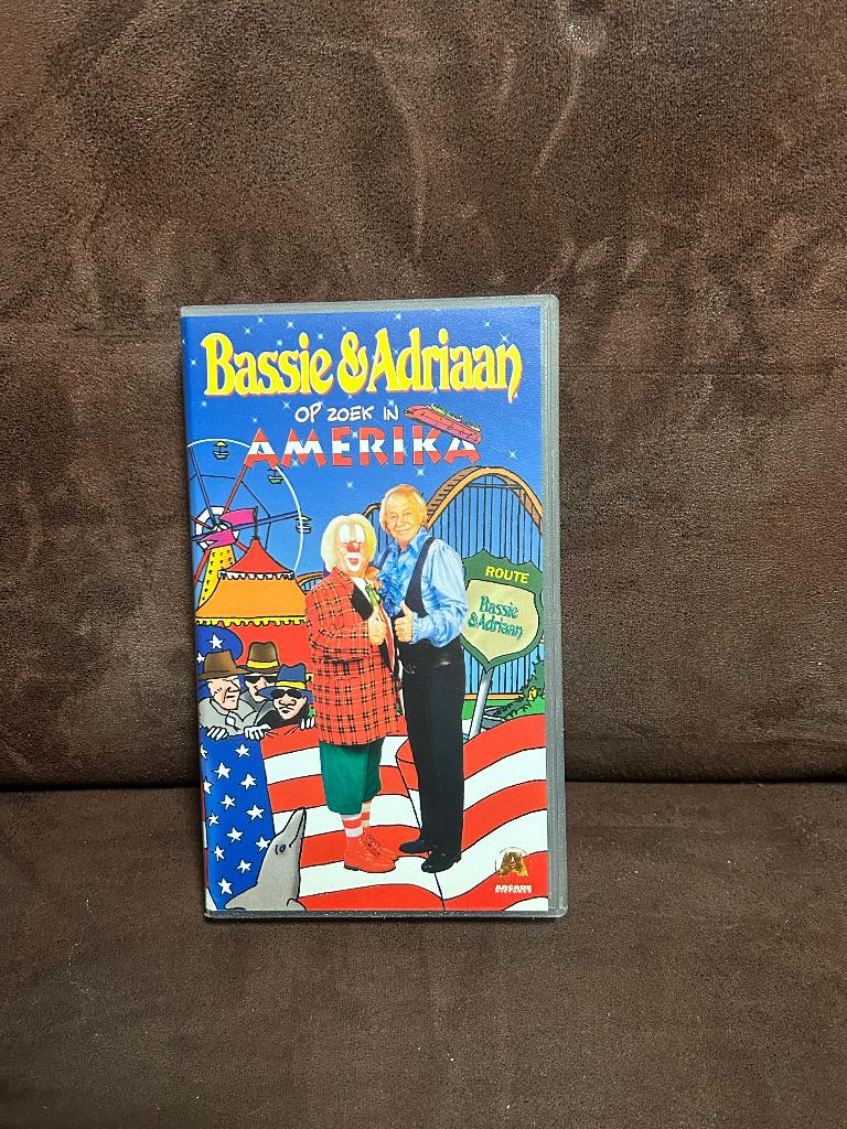 Bassie & Adriaan - Op zoek in Amerika (VHS, 1996), Ophalen of Verzenden, Zo goed als nieuw