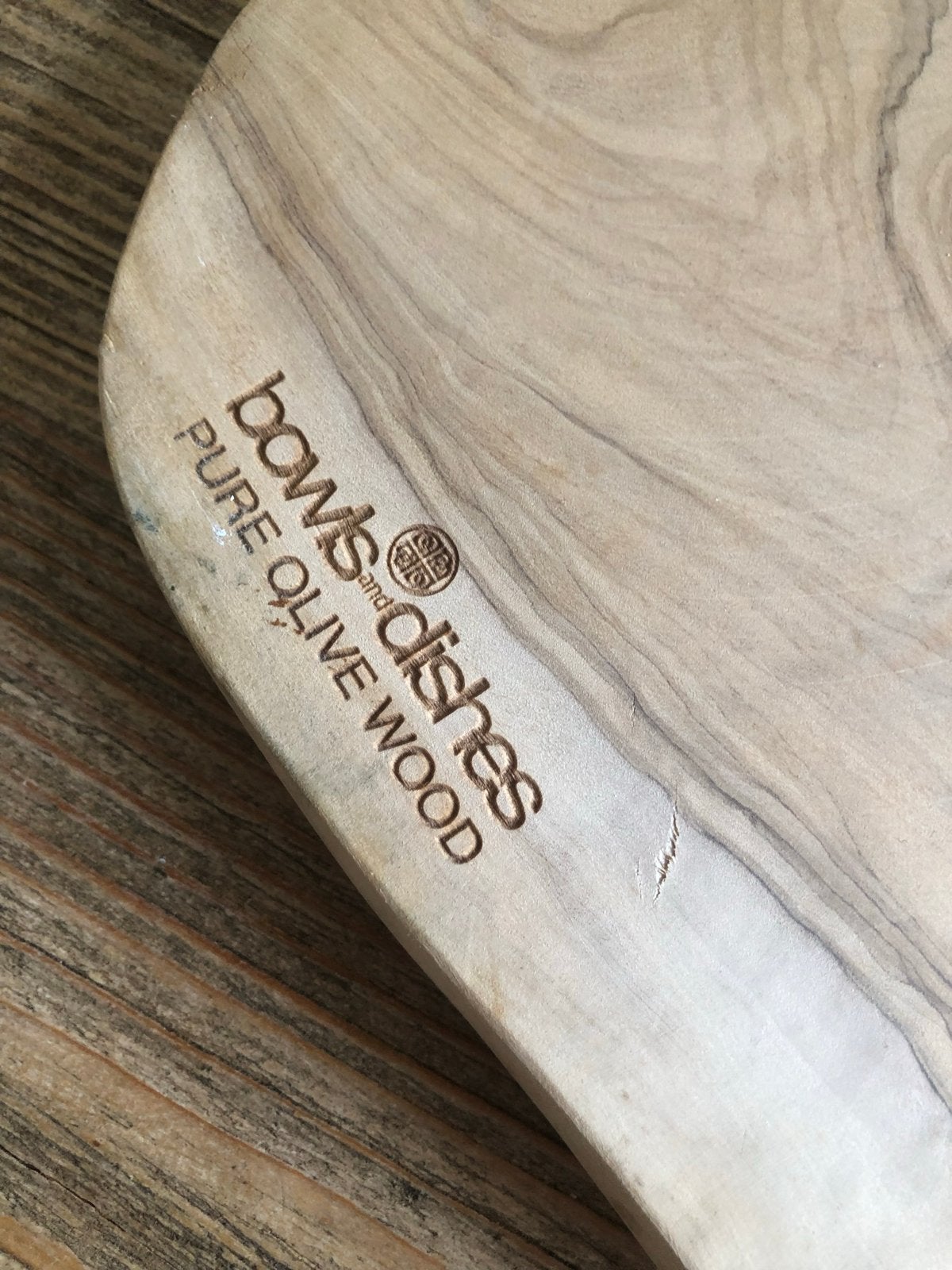 Snij- of serveerplank van olijfhout - Bowls and Dishes, Hout, Snij-/serveerplank, Ophalen of Verzenden, Zo goed als nieuw