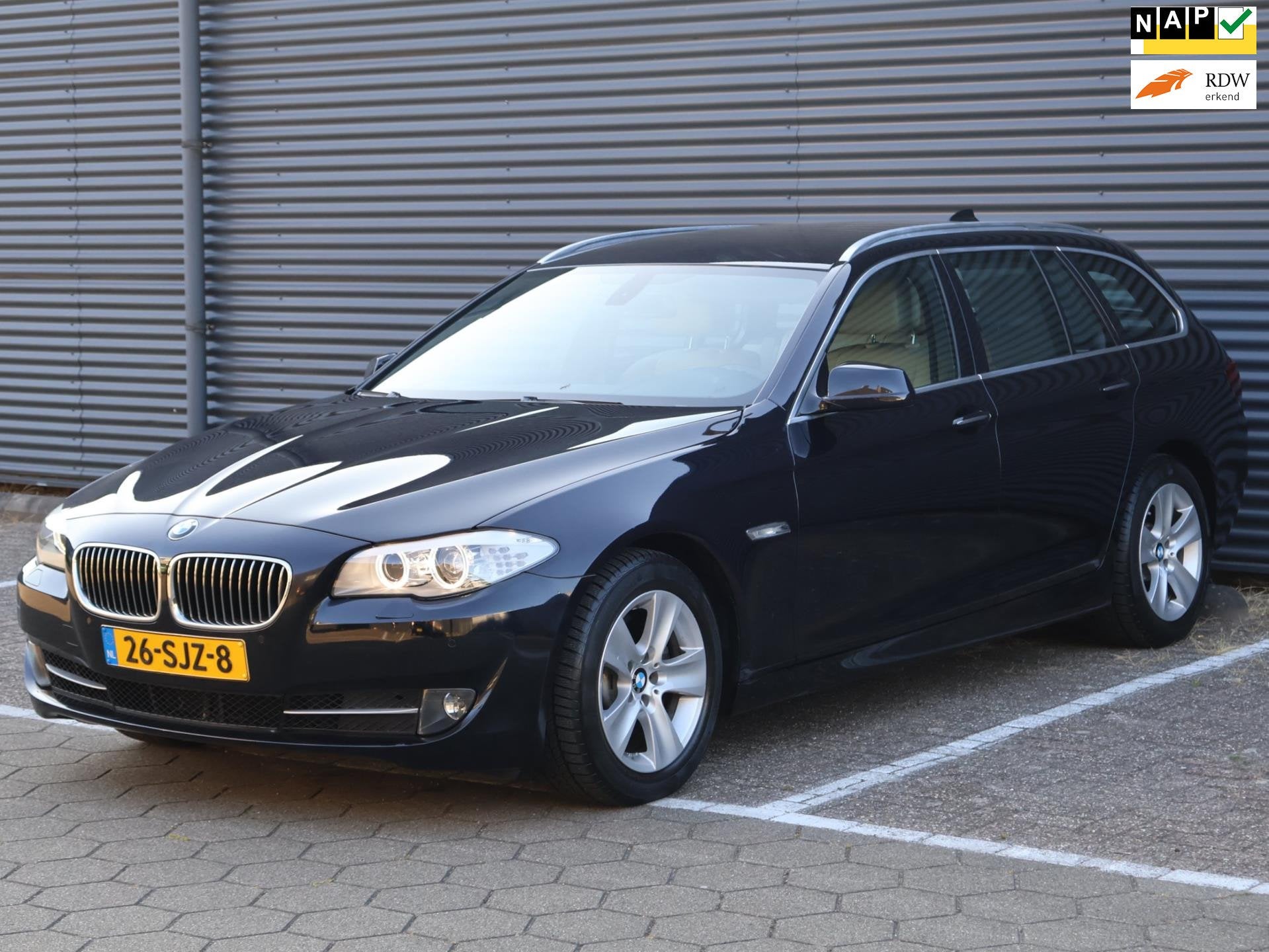 BMW 5-serie Touring 528i High Executive|Nieuw Distr. Ketting, Auto's, BMW, Automaat, Achterwielaandrijving, Gebruikt, Beige