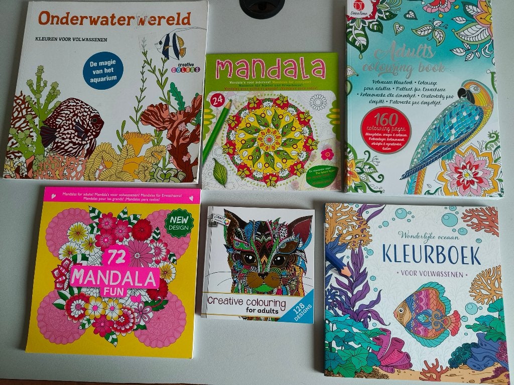 12 verschillende kleurboeken voor volwassenen., Ophalen of Verzenden, Zo goed als nieuw