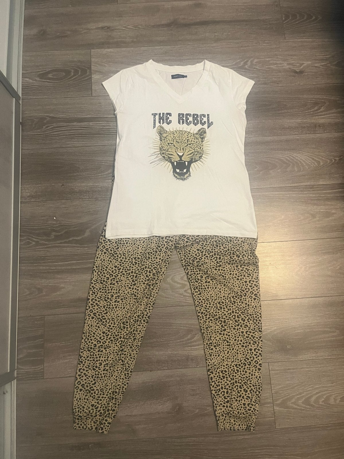 luipaardprint en 'The Rebel' T-shirt, Kleding | Dames, Tops, Maat 38/40 (M), Wit, Ophalen of Verzenden, Zo goed als nieuw
