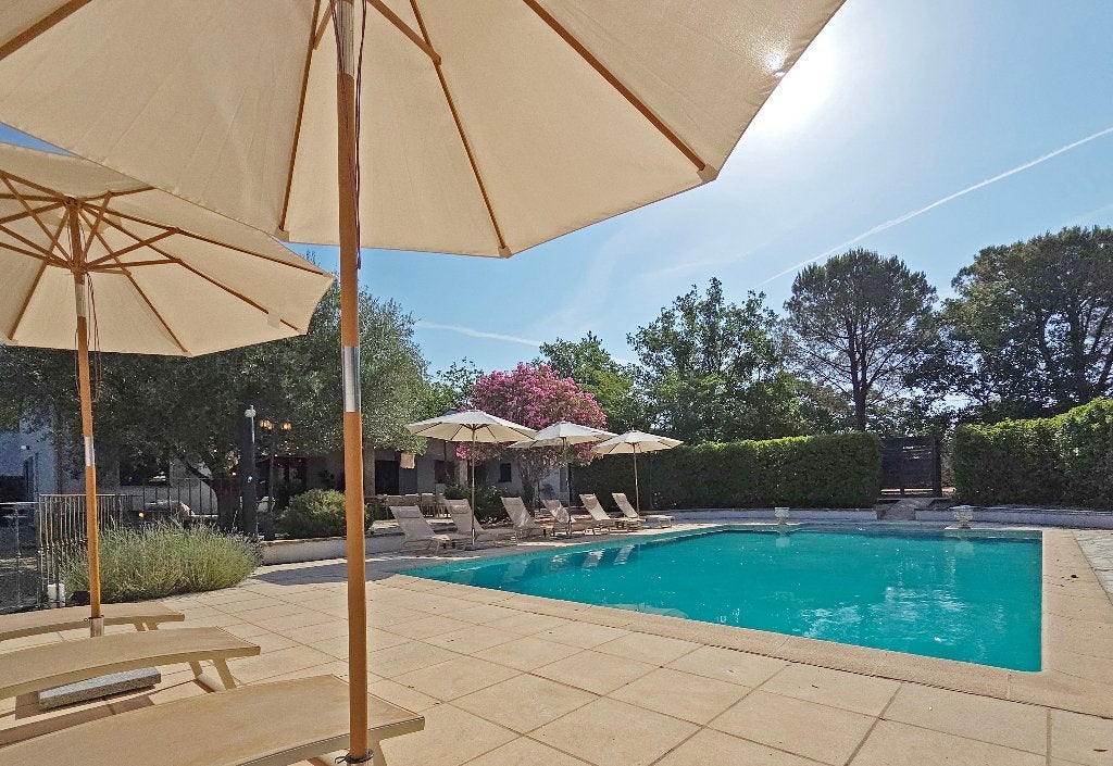 Villa met zwembad in de Provence - 15 personen, Vakantie, Vakantiehuizen | Frankrijk, 15 personen, 4 of meer slaapkamers, In bos