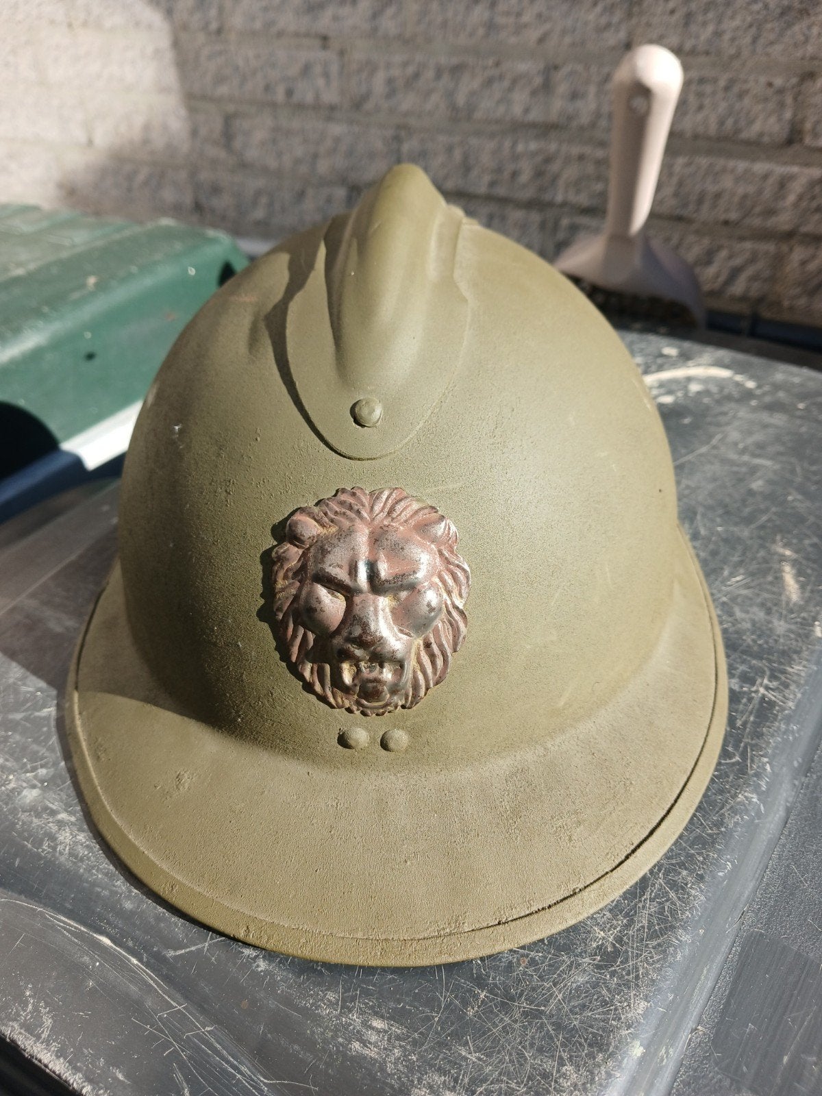 Belgische helm met embleem nieuwe verf, Ophalen of Verzenden, Overige gebieden, Helm of Baret