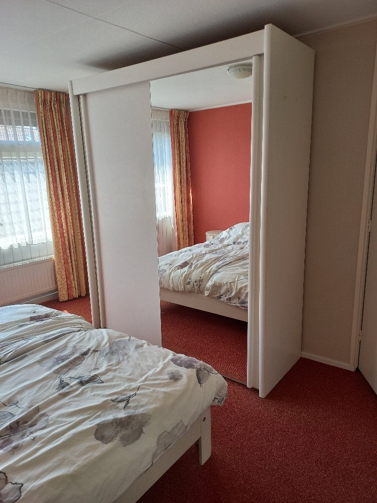 Grote schuifdeur klerenkast slaapkamer met spiegel, Ophalen, Met deur(en), Gebruikt, 200 cm of meer