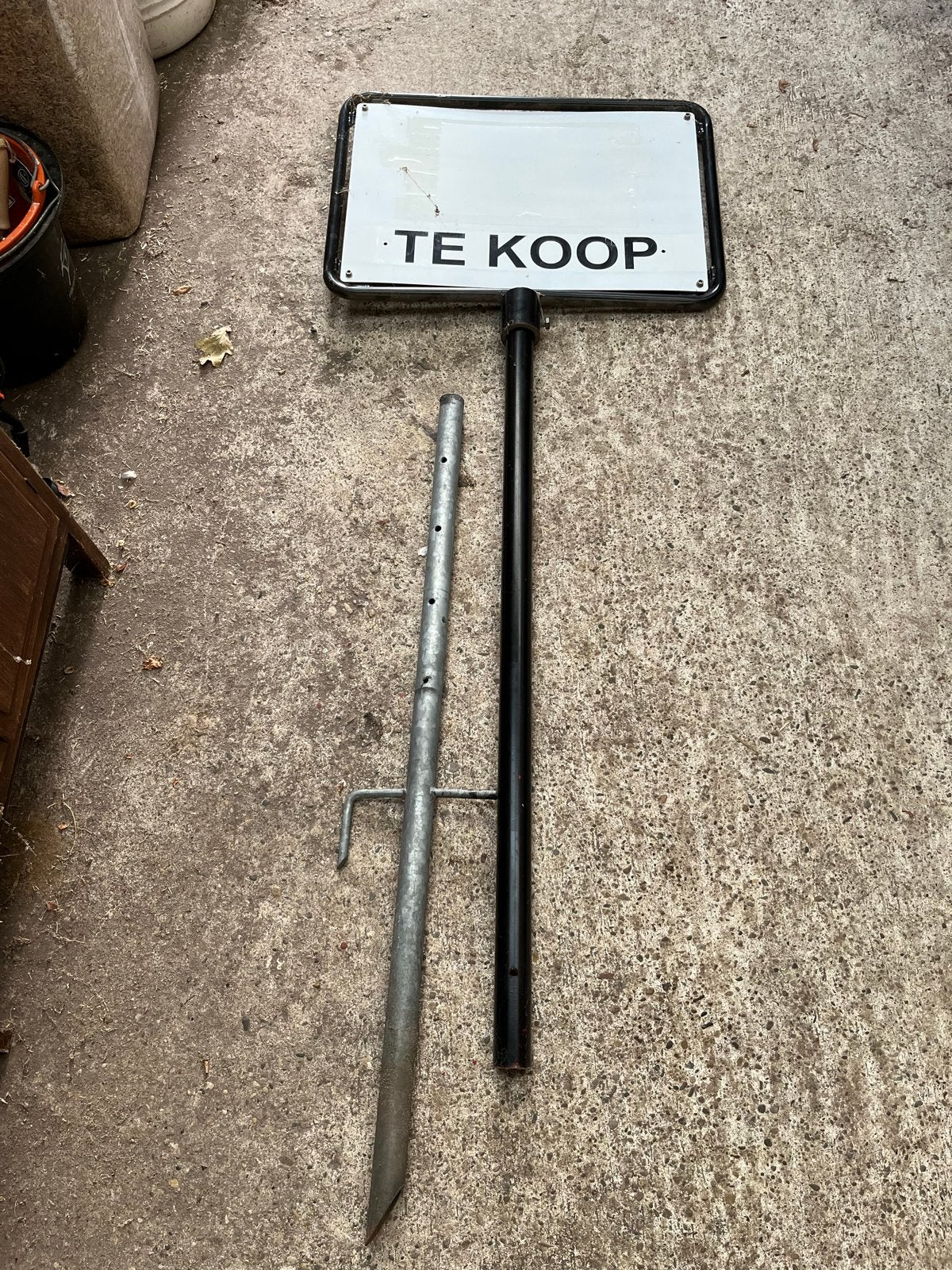 IJzeren bord met grondpen, Ophalen