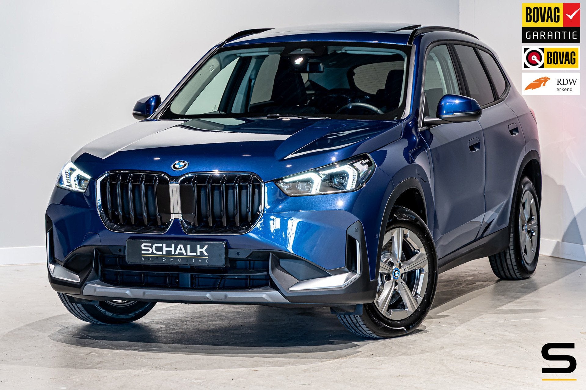 BMW X1 XDrive25e|Pano|Acc+|Camera|Dealer onderhouden|NEW Mod, Auto's, Dealer onderhouden, Stof, Zwart, 16 kWh