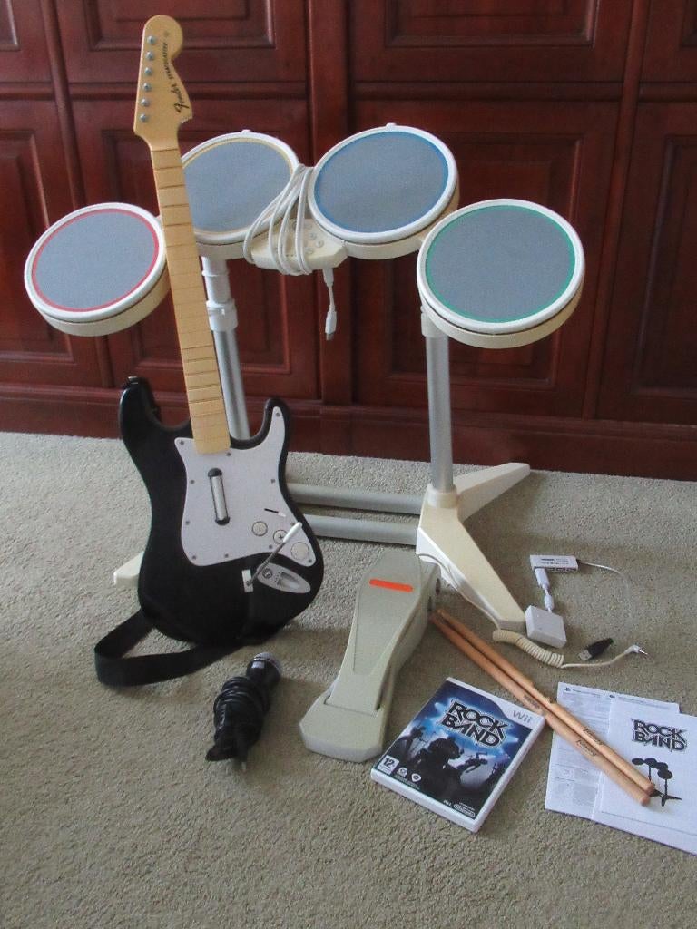 Nintendo Wii ROCK BAND bundel (spel/mic/drums/gitaar/usb), Spelcomputers en Games, Games | Nintendo Wii, Ophalen, Muziek, Gebruikt