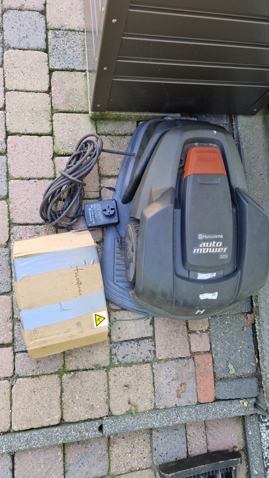 Husqvarna Automower 305 Robotmaaier (8 jaar oud), Tuin en Terras, Robotmaaiers, Ophalen of Verzenden, Gebruikt, 20 tot 25 cm