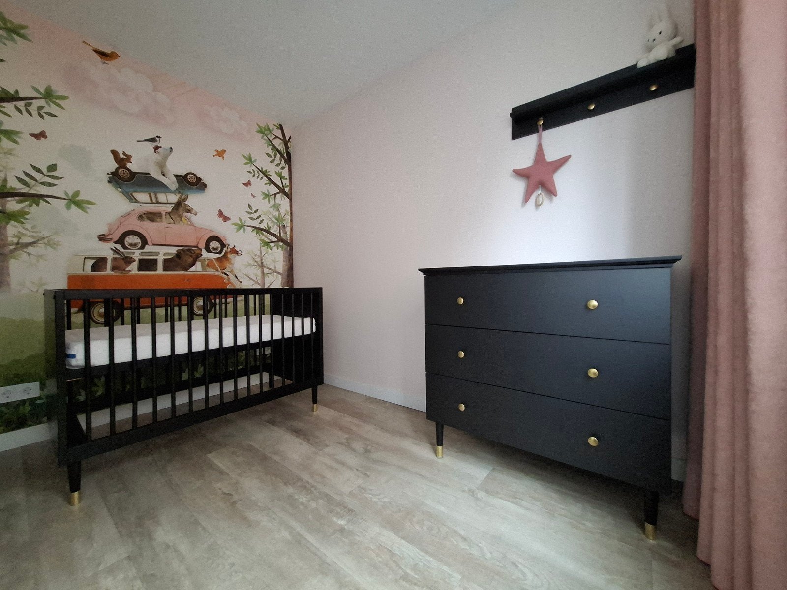 Bopita Cloë babykamer: ledikant, commode, wandrek + extra's, Ophalen, Zo goed als nieuw, Minder dan 140 cm, Matras