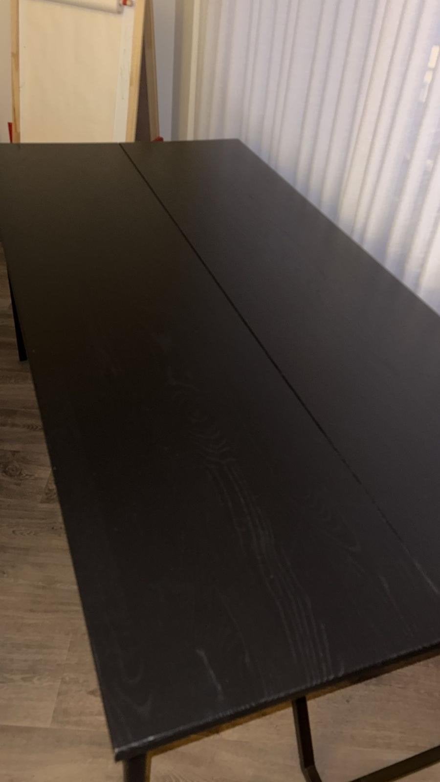 GRATIS! Strakke zwarte eettafel met metalen onderstel, Ophalen, 50 tot 100 cm, Zo goed als nieuw, Vijf personen of meer