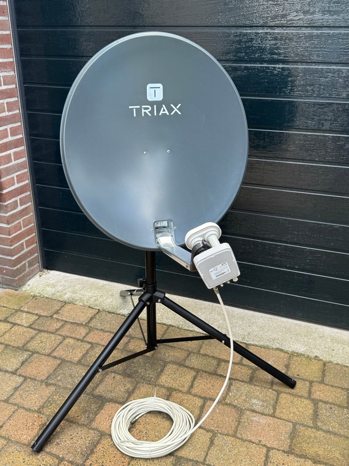 Triax schotel met dubbele kop en König driepoot statief, Audio, Tv en Foto, Schotelantennes, Ophalen, Gebruikt, (Schotel)antenne