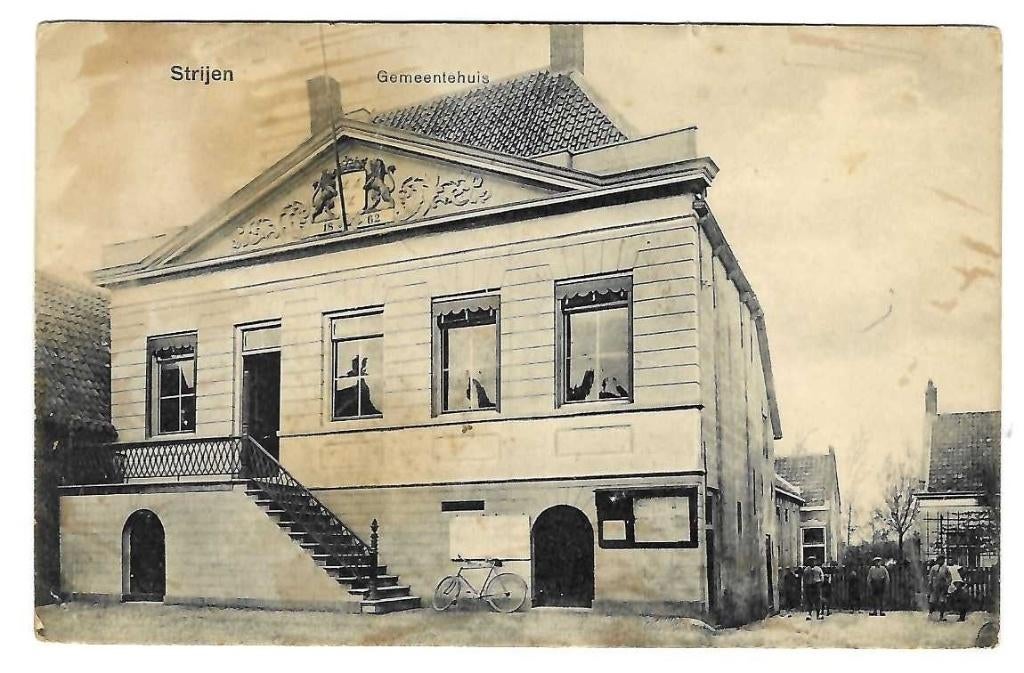Strijen - Gemeentehuis met volk, Verzenden, Voor 1920, Gelopen, Zuid-Holland
