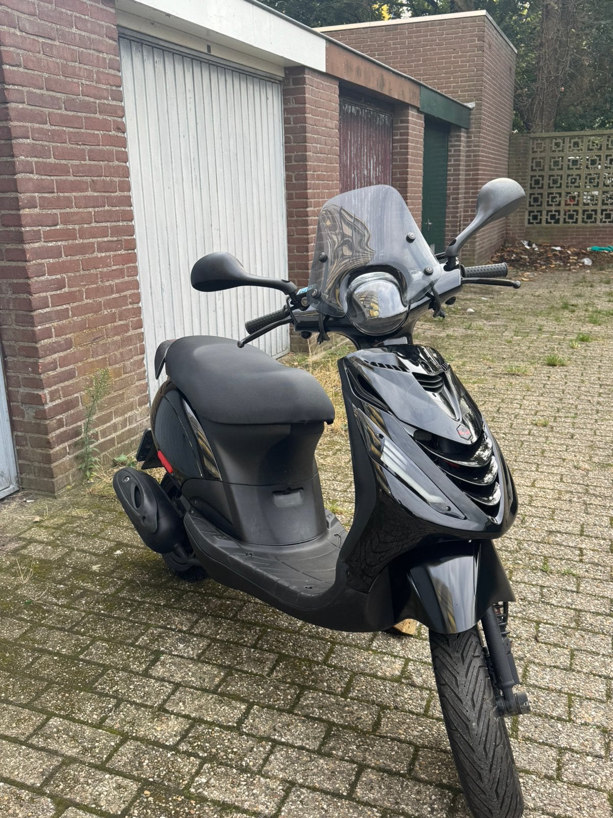 Zip 4T Hoog Glans Zwart Geel Kenteken, Ophalen, Zo goed als nieuw, Benzine, Zip