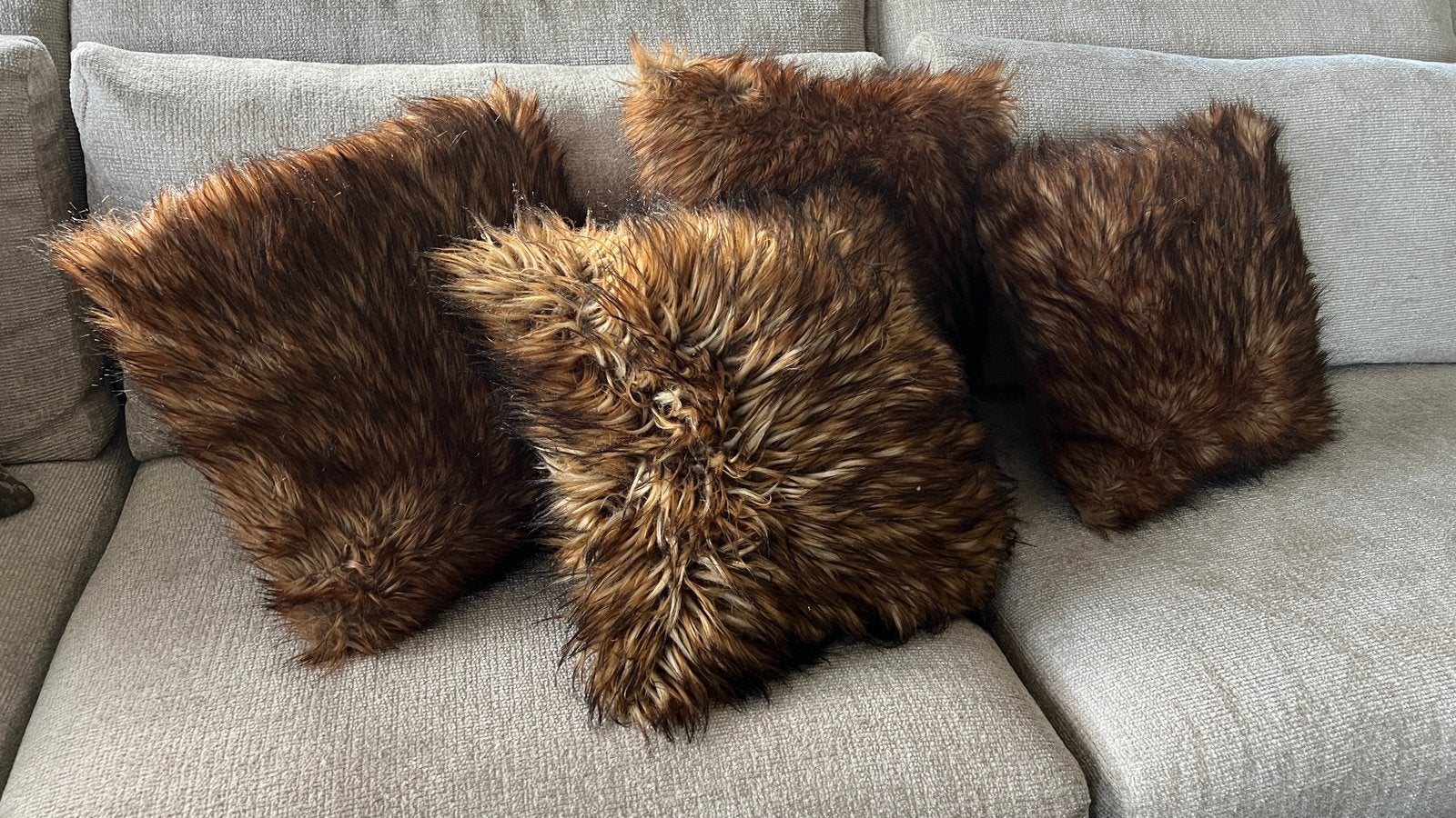 4 mooie fluffy vacht sierkussens 45x45 bruin kastanje kleur, Huis en Inrichting, Ophalen, Zo goed als nieuw, Bruin, Vierkant