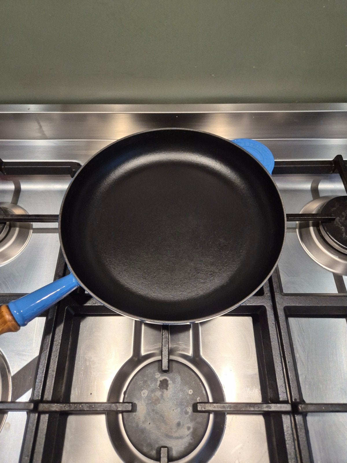 Le Creuset koekenpan 28cm, Huis en Inrichting, Keuken | Potten en Pannen, Nieuw, Koekenpan, Gietijzer, Geschikt voor inductie