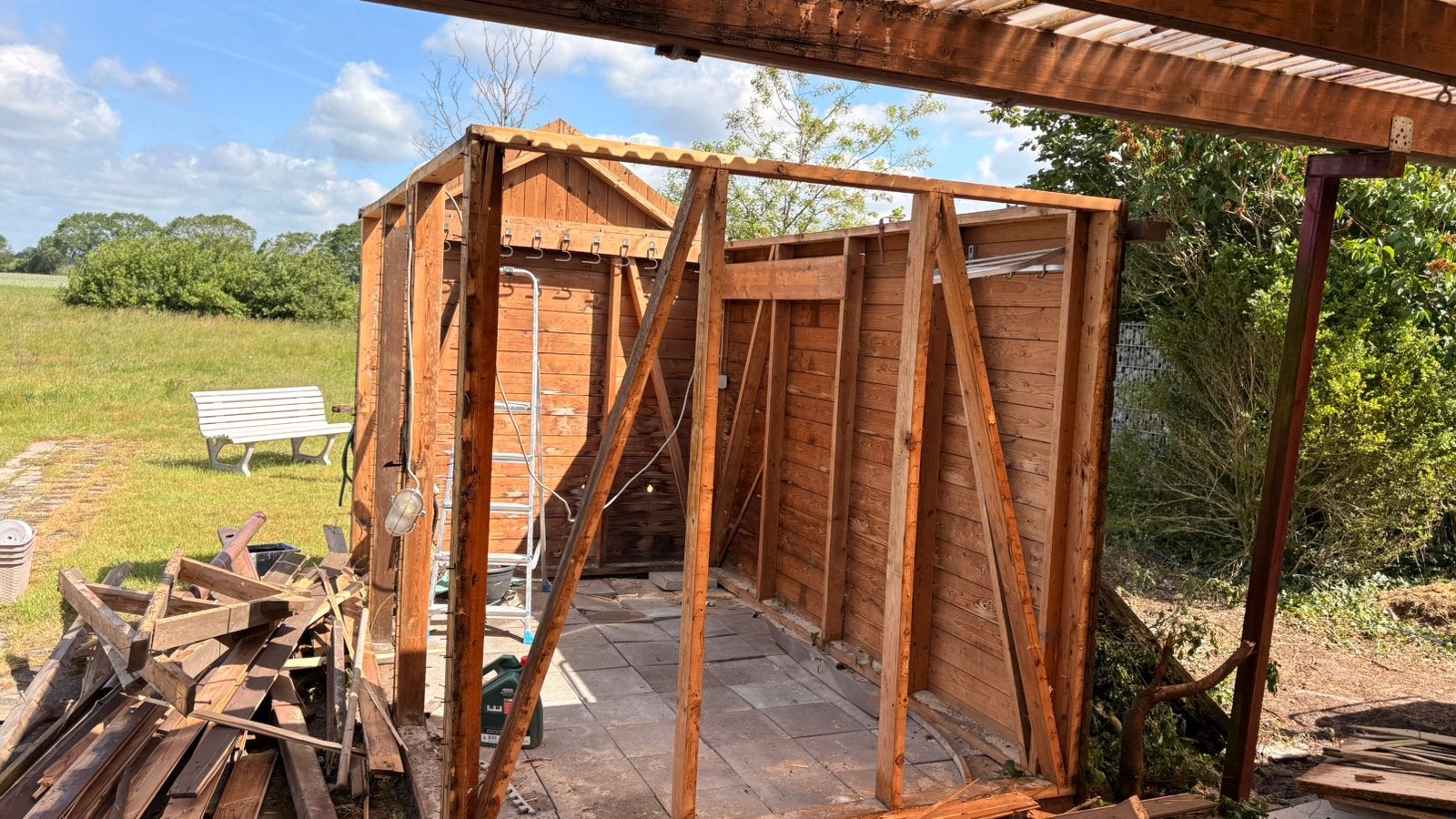 Tuinhuis skelet + fundering, deur, ramen, geelzand en tegels, Ophalen, Tuinhuis, 250 tot 500 cm, 2 ramen
