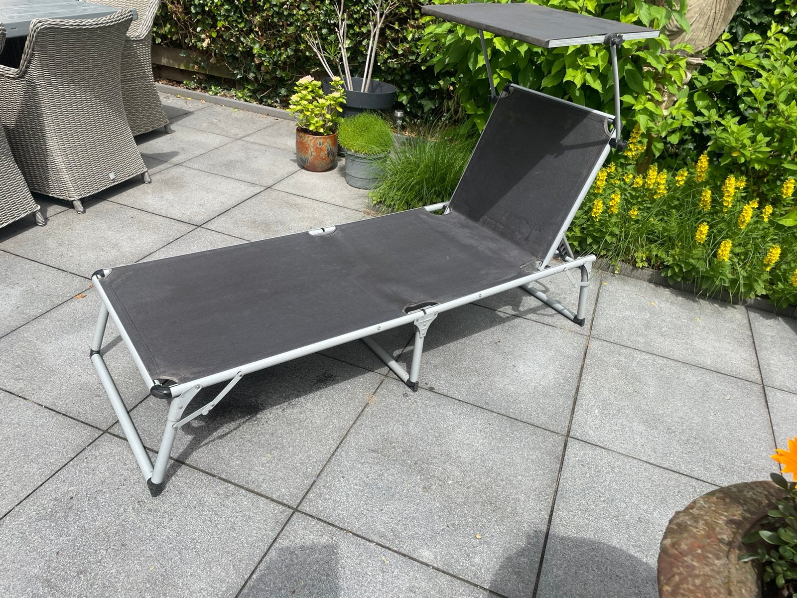 Ligbed met zonnescherm - Ideaal voor tuin of strand, Ophalen, Gebruikt, Metaal, Inklapbaar