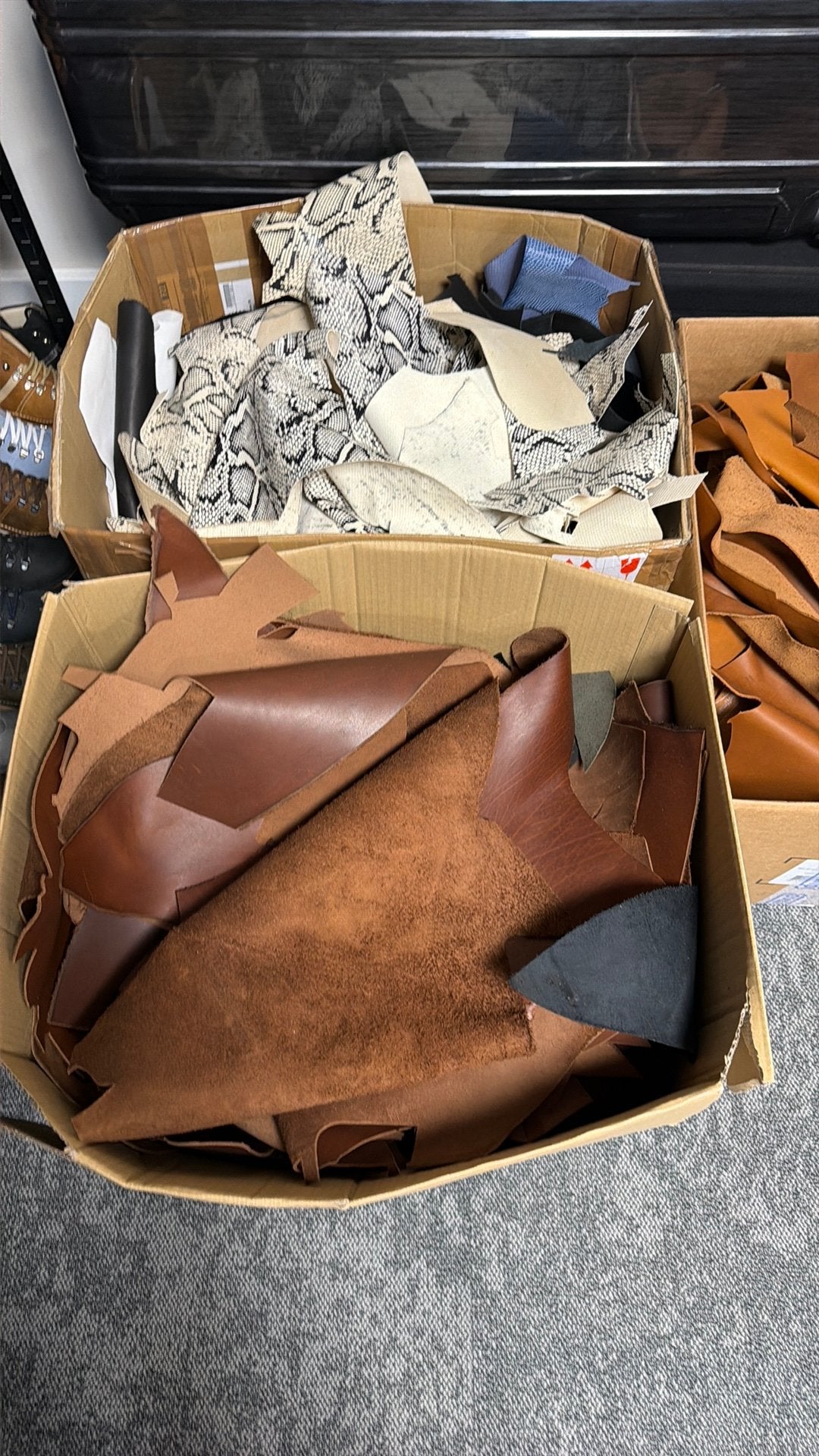 Reststukken lee/leder 1 euro per voet / 25 euro per doos, Ophalen of Verzenden, Zo goed als nieuw, Meerdere media