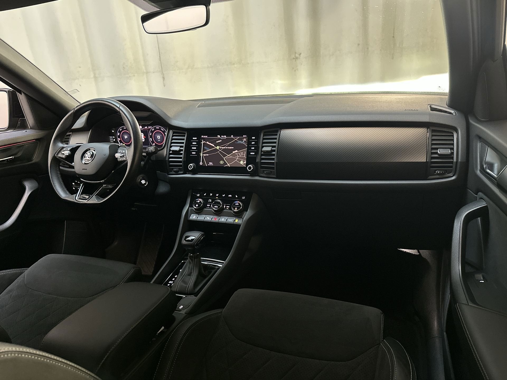 Skoda Kodiaq 1.5 TSI 150pk DSG Sportline Business Alcantara, Auto's, Dealer onderhouden, 4 cilinders, Zwart, Origineel Nederlands