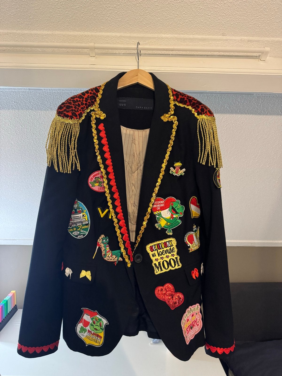Carnaval blazer Oeteldonk maat S, Kleding | Dames, Carnavalskleding en Feestkleding, Carnaval, Ophalen of Verzenden, Kleding, Maat 36 (S)