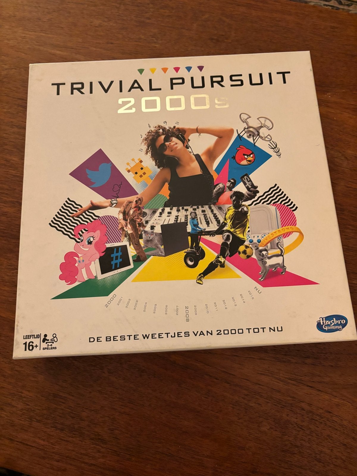 Trivial Pursuit 2000s - Compleet met speluitleg, Drie of vier spelers, Ophalen of Verzenden, Zo goed als nieuw