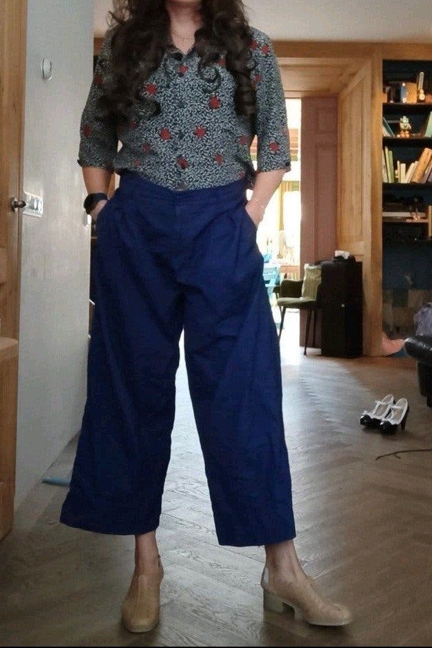 Stijlvolle blouse met rozenprint en blauwe culotte, Kleding | Dames, Broeken en Pantalons, Maat 38/40 (M), Blauw, Ophalen of Verzenden