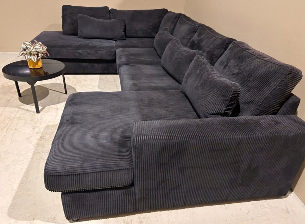 Schitterende zwarte ribstof hoekbank - Zo goed als nieuw, Huis en Inrichting, Ophalen, ., Hoekbank, 300 cm of meer