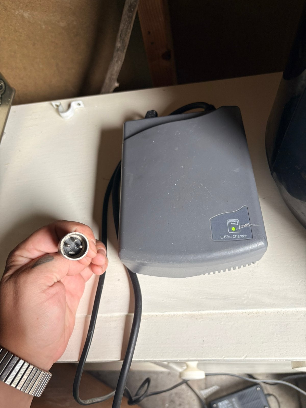 E-bike acculader – 34V / 3,4A – IP30, Zo goed als nieuw