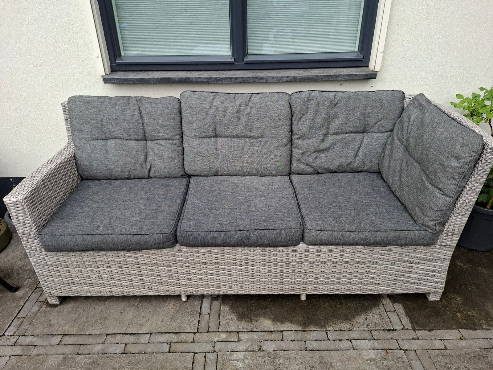 Loungebank licht wicker met bijpassende tuintafel, Ophalen, Gebruikt, 3 zitplaatsen, Loungeset