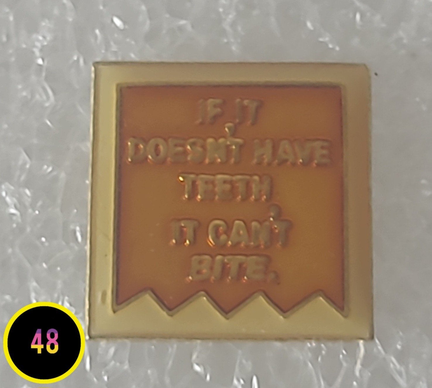 Pin met humoristische tekst: "If it doesn't have teet, Verzenden