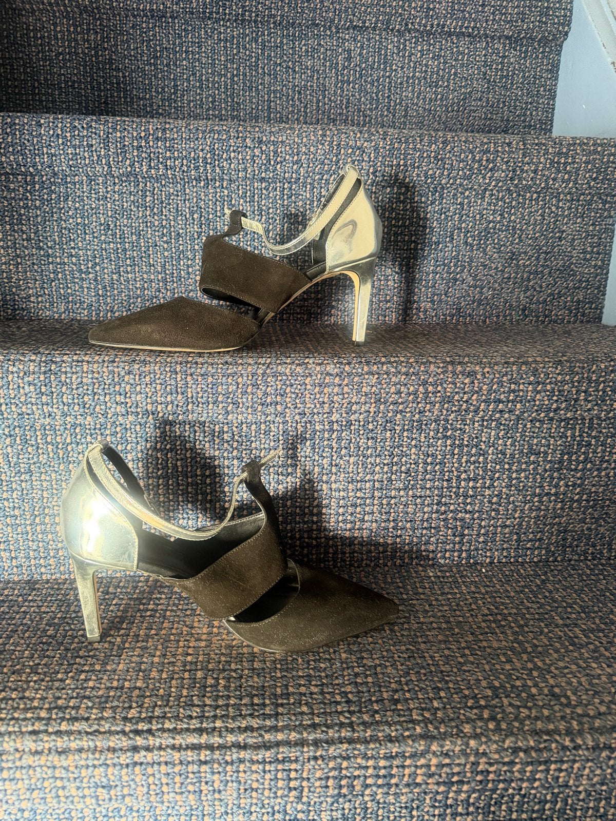Zwarte suède pumps met zilveren hakken, Ophalen of Verzenden, Gedragen, Zwart, Pumps