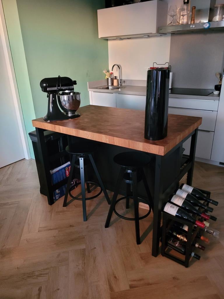 VADHOLMA Keukeneiland met 2 krukken, zwart/eiken, Ophalen, Zo goed als nieuw