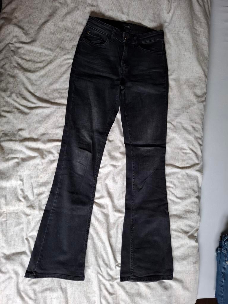 Only zwarte flared jeans mt 32, Ophalen of Verzenden, Zo goed als nieuw, Zwart, W30 - W32 (confectie 38/40)