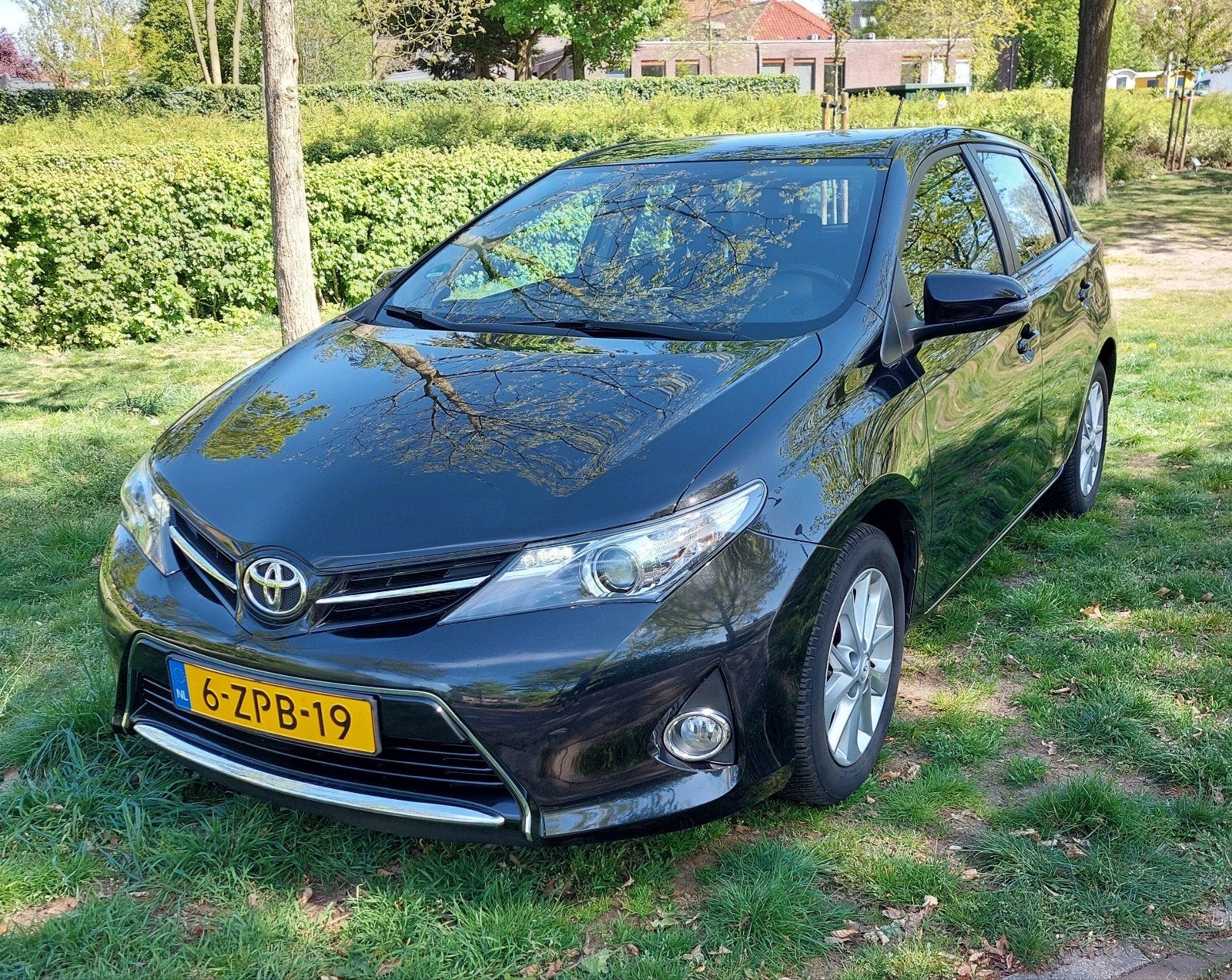 Toyota Auris 1.6 Vvt-i Now 97KW 5D 2015 Zwart, Auto's, Voorwielaandrijving, Dealer onderhouden, Stof, Zwart