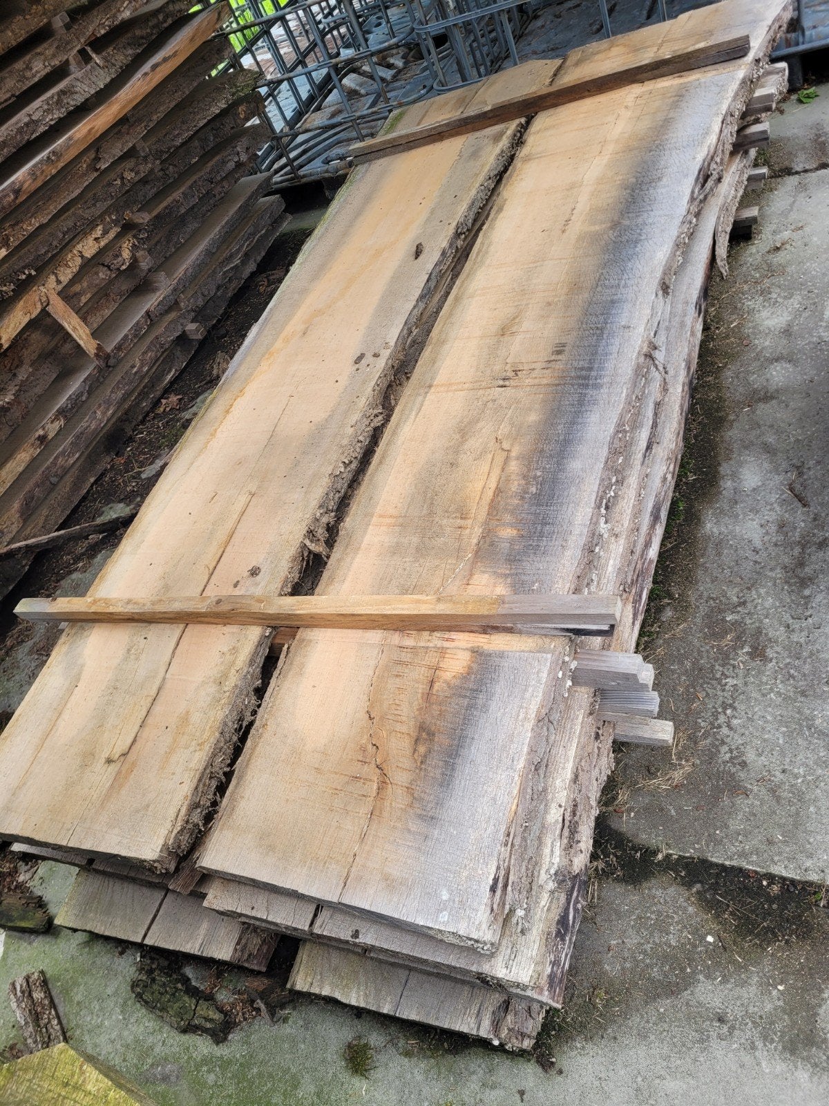Massief eiken boomstam planken schaaldelen bar tafelblad, Tuin en Terras, Palen, Balken en Planken, Ophalen of Verzenden, 250 cm of meer