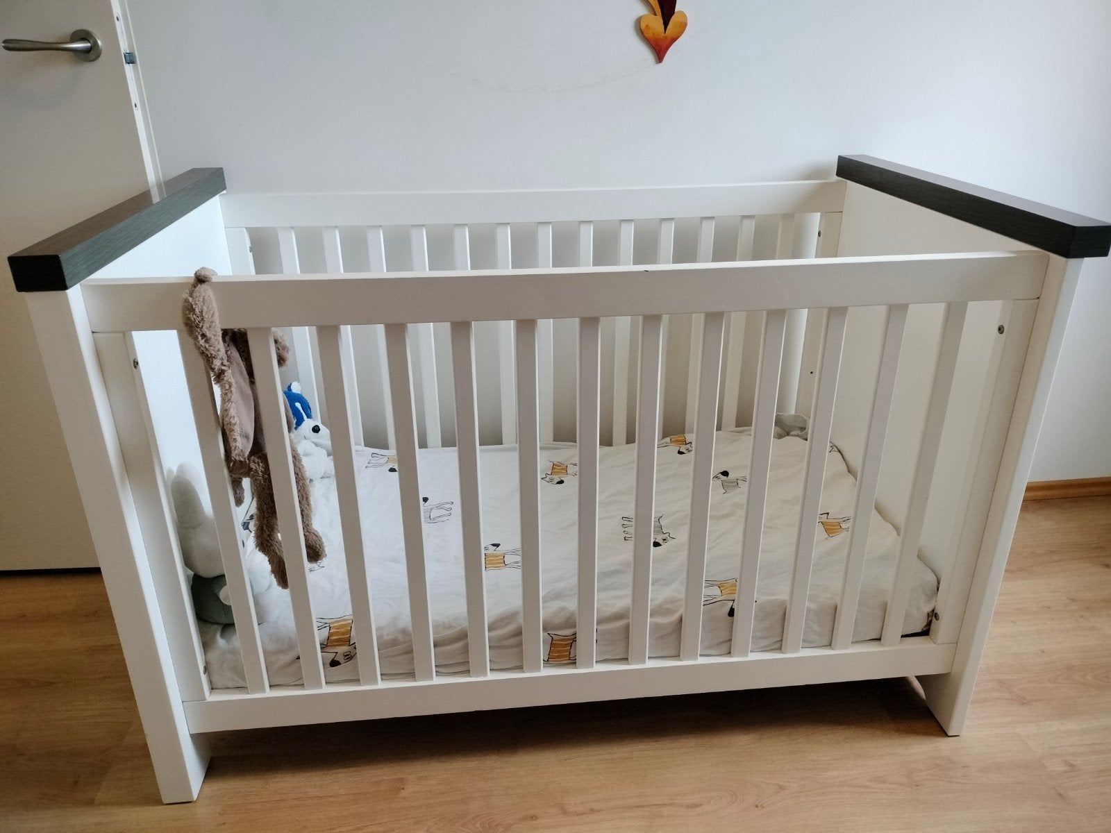 Leuke babykamer in de kleur wit met bruine afwerking, Ophalen, Gebruikt, Jongetje of Meisje