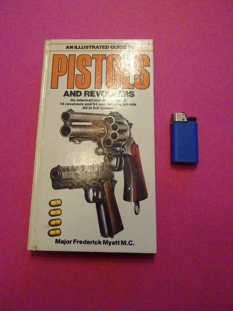 OUD BOEKJE OVER PISTOLEN EN REVOLVERS WAPEN, Ophalen of Verzenden, Landmacht, Engeland, Boek of Tijdschrift