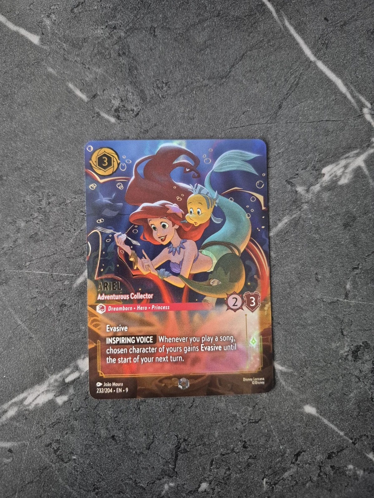 Disney Lorcana enchanted Ariel Adventurous Collector Fabled, Ophalen of Verzenden, Overige figuren, Zo goed als nieuw, Plaatje of Poster