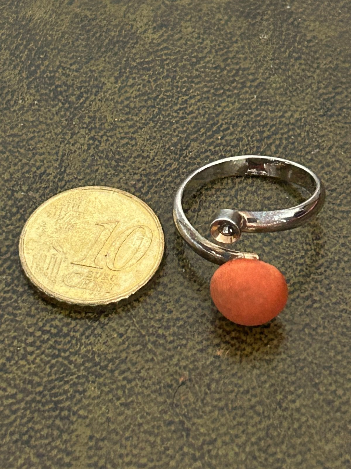Verstelbare ring met oranje bol, Sieraden, Tassen en Uiterlijk, Ringen, Zo goed als nieuw, Dame of Heer, 17 tot 18, Oranje, Overige materialen