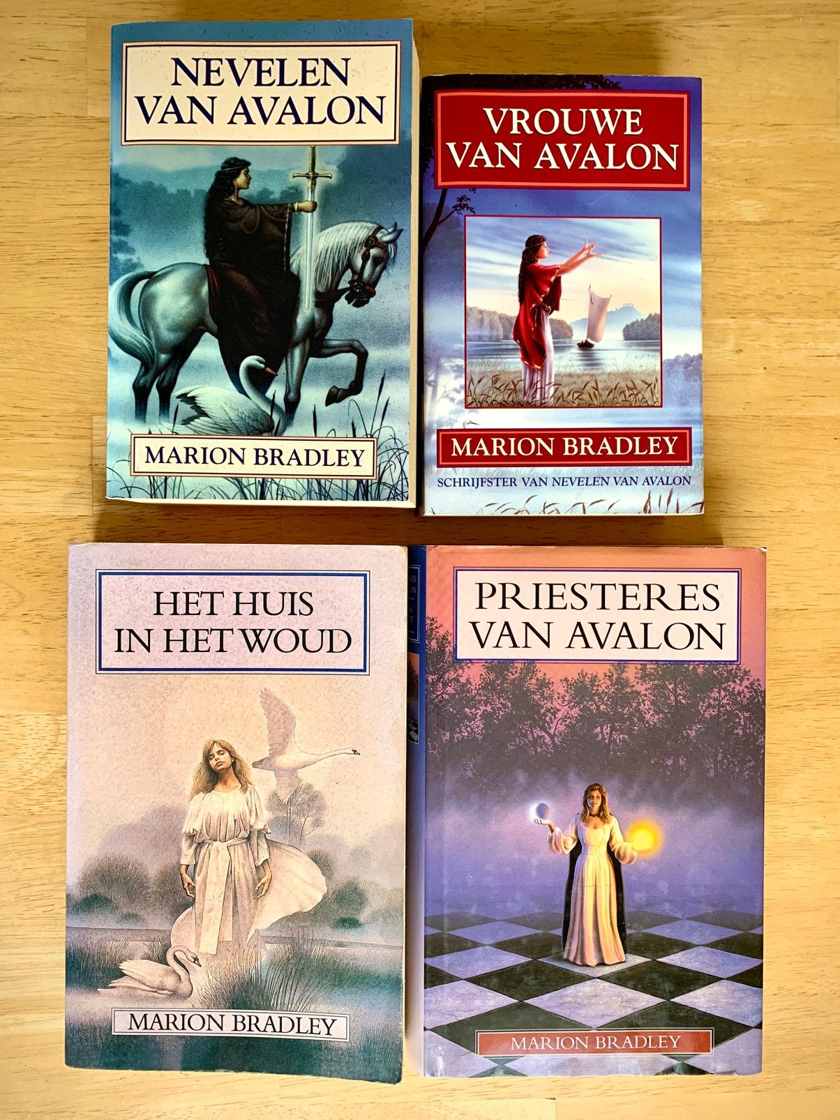 Avalon serie Marion Bradley boeken, Boeken, Ophalen, Zo goed als nieuw
