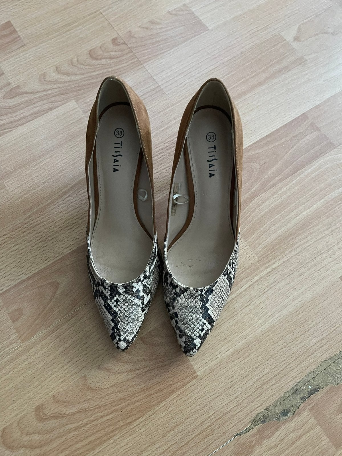 Nieuwe bruine hoge hakken met slangenprint maat 38, Kleding | Dames, Bruin, Nieuw, Ophalen of Verzenden, Schoenen met hoge hakken