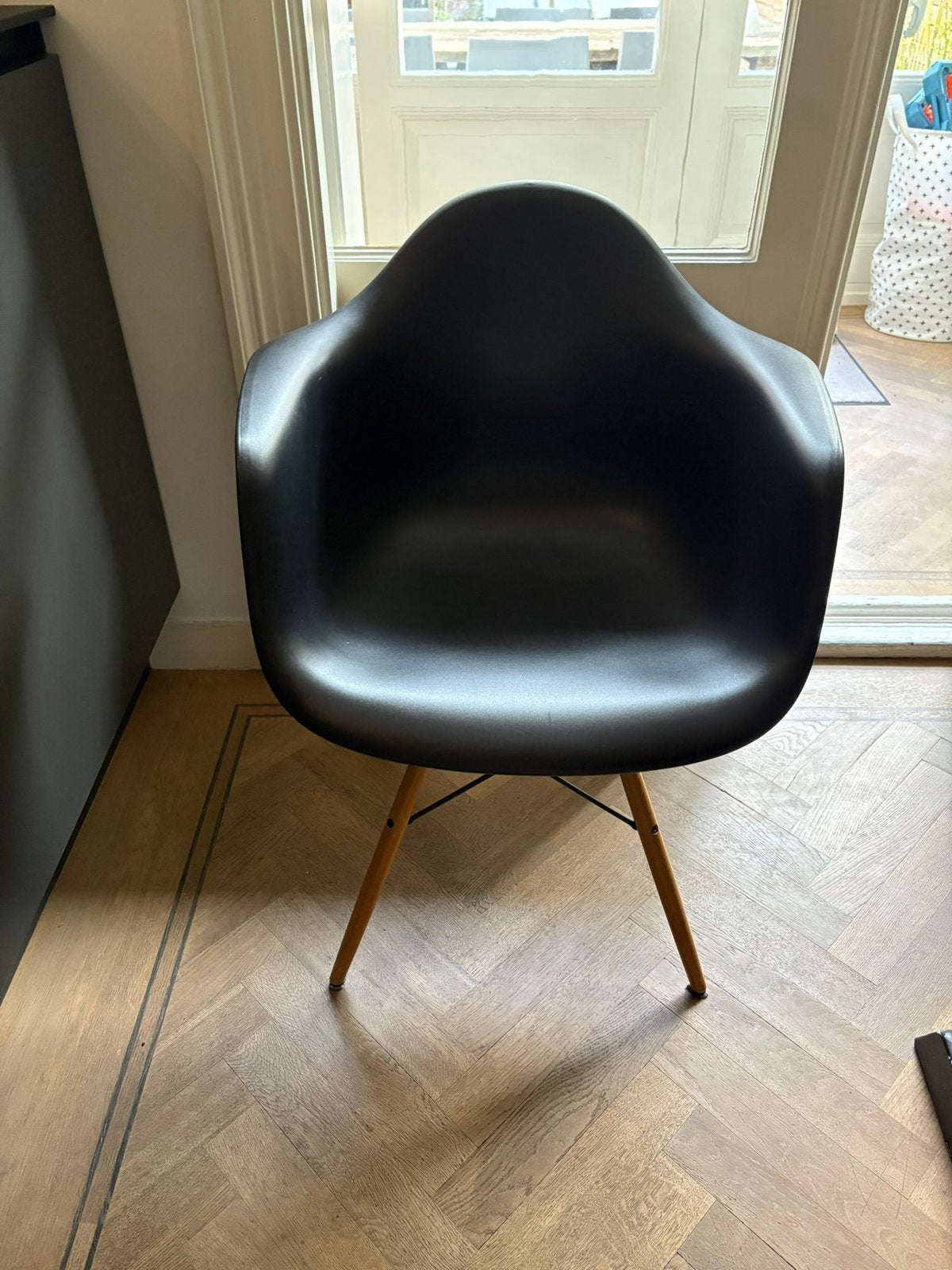 6 originele Vitra Eames DAW stoelen in zwart, Ophalen, Zo goed als nieuw, Zwart, Vijf, Zes of meer stoelen
