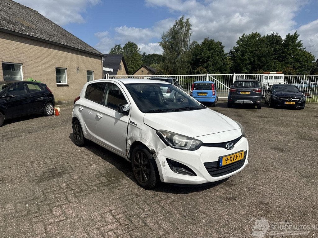 Hyundai i20 1.2 HP i-Motion (bj 2014), Auto diversen, Schadeauto's, Hyundai Motor Deutschland GmbH, Wit, Handgeschakeld, Kaiserleipromenade 5 ,63067, Offenbach am Main, Deutschland
