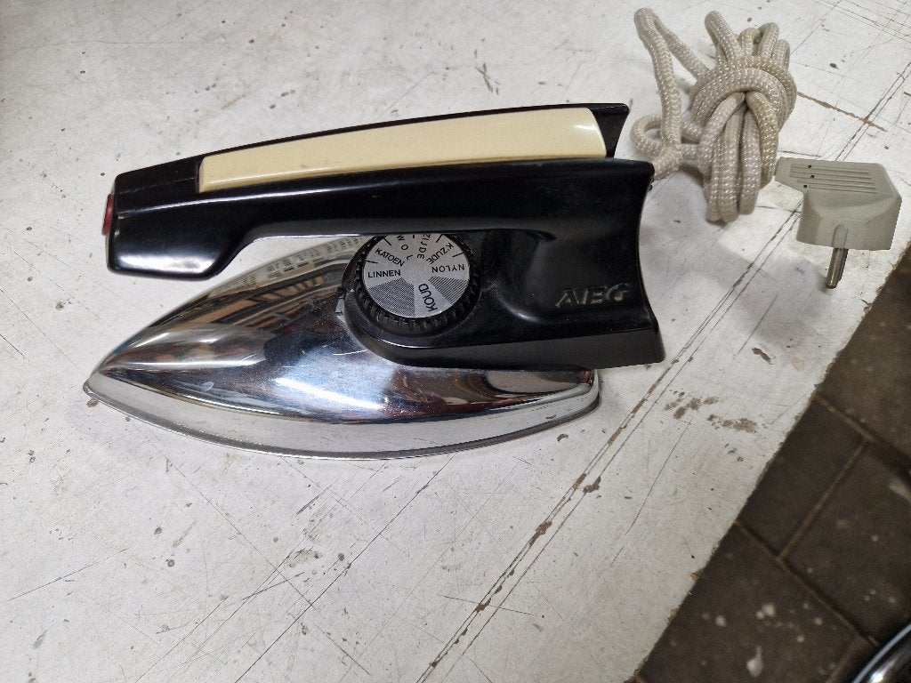 AEG vintage klein strijkijzertje. jaren '50, Ophalen of Verzenden