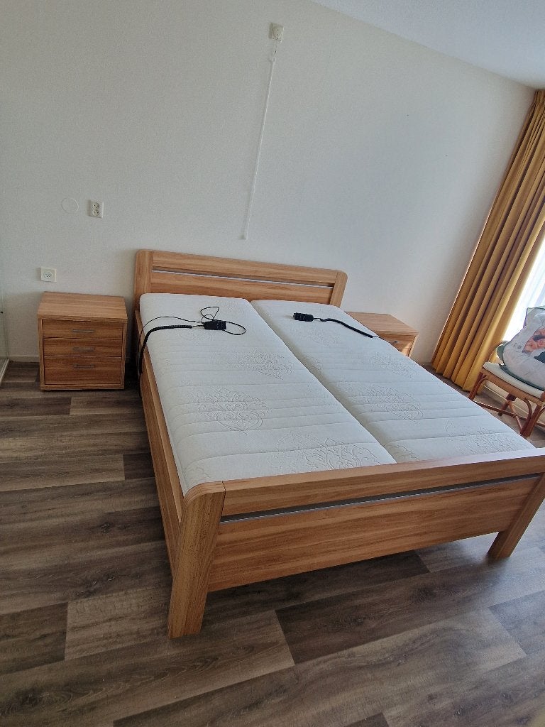 2-Persoonsbed met verstelbare lattenbodems en nachtkastjes, Ophalen, Overige materialen, Overige kleuren, Tweepersoons