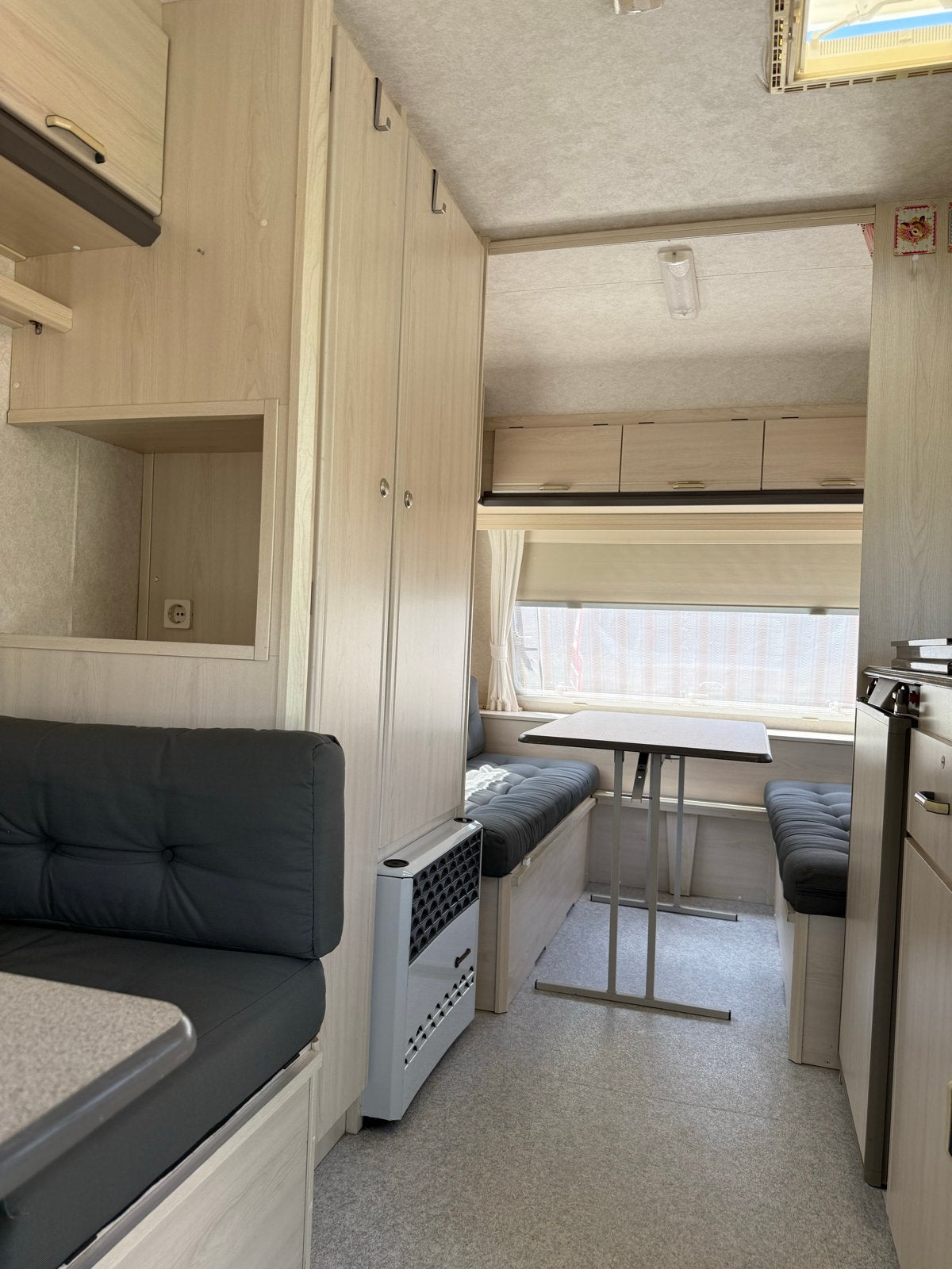 Caravan Hylander. MODERN EN RUSTIG INTERIEUR.!, Caravans en Kamperen, Caravans, Particulier, tot en met 4, 750 - 1000 kg, Treinzit