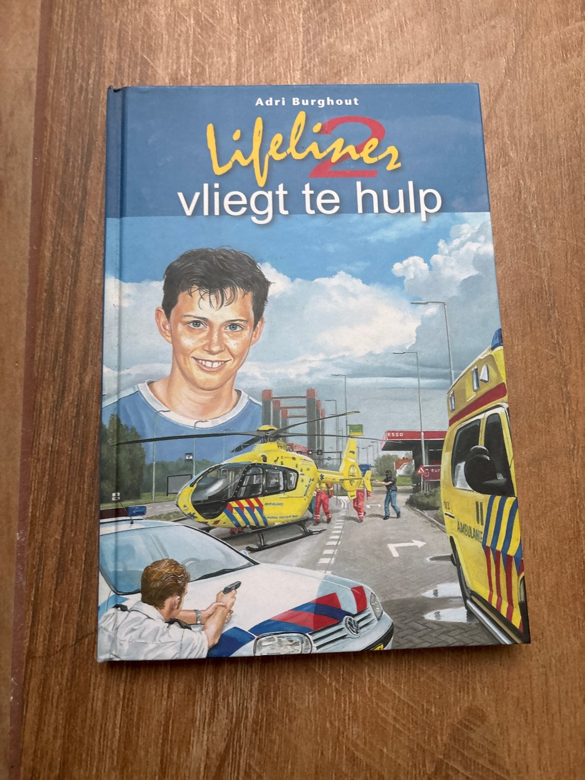 Lifeliner 2 vliegt te hulp - Adri Burghout, Boeken, Ophalen of Verzenden, Gelezen