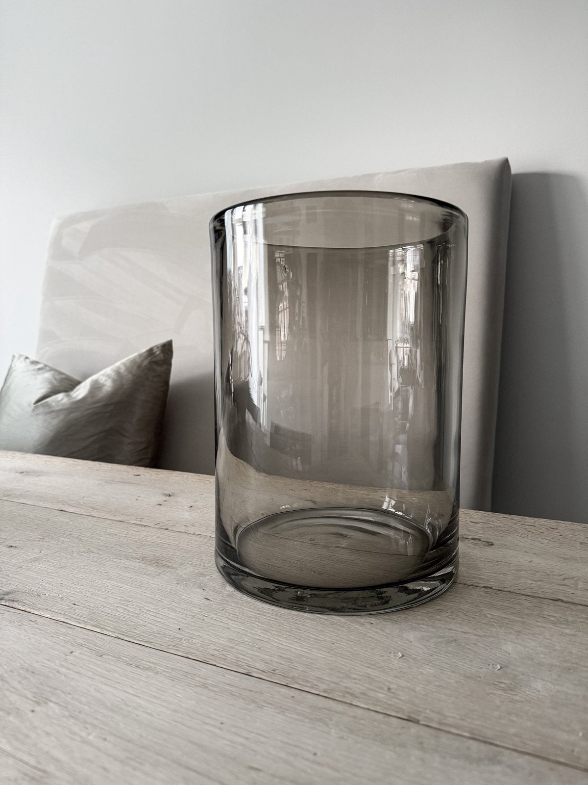 Groot windlicht, vaas mondgeblazen glas grijs DUTZ, Huis en Inrichting, Woonaccessoires | Vazen, Handgemaakt, Ophalen of Verzenden